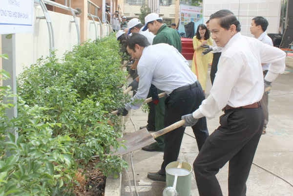 Các đại biểu tham gia trồng cây xanh tại Trường Tiểu học Bình Chuẩn