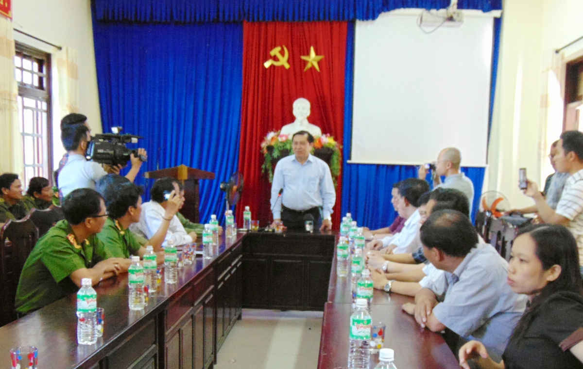 Chủ tịch UBND TP. Đà Nẵng Huỳnh Đức Thơ trao Bằng khen cho lực lượng tuần tra Công an xã Hòa Phong theo Quyết định 8394 