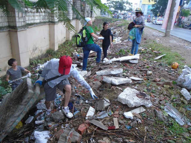 Nhóm Keep Hanoi Clean nhiệt tình hưởng ứng hoạt động của tuổi trẻ Tây Hồ.