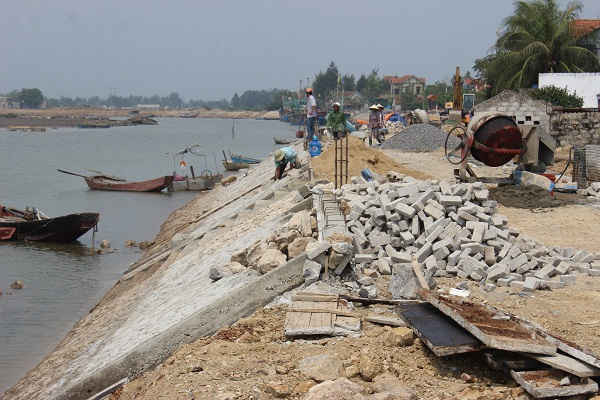 Hệ thống đê ngăn mặn đi qua xã An Hoà, huyện Quỳnh Lưu đang được xây dựng