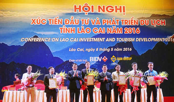 Lãnh đạo tỉnh Lào Cai trao giấy chứng nhận đầu tư và tặng hoa chúc mừng cho các doanh nghiệp tới làm ăn tại Lào Cai ngay tại Hội nghị xúc tiến đầu tư và phát triển du lịch tỉnh Lào cai năm 2016 do Bộ Kế hoạch đầu tư và Ban chỉ đạo Tây bắc phối hợp với UBND tỉnh Lào Cai tổ chức trung tuần tháng 5/2016