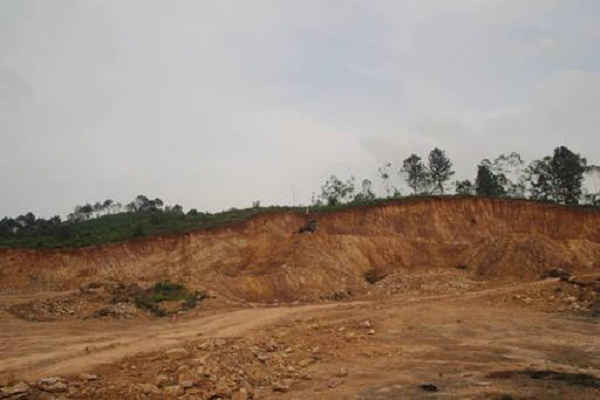 Khung cảnh ngọn đồi bị đào bới trước cửa UBND xã Đồng Lộc