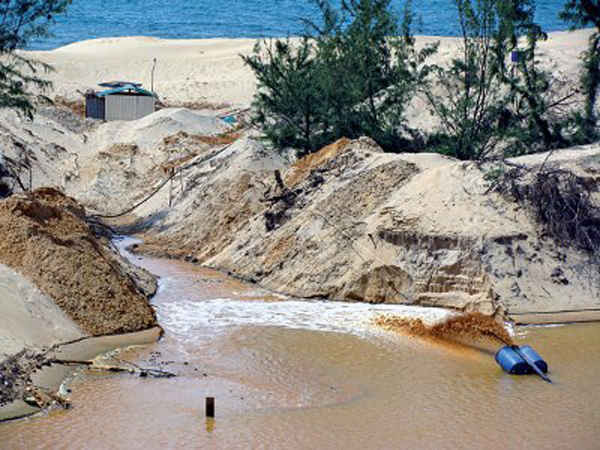 Khai thác cát trái phép ở huyện Hàm Thuận Bắc