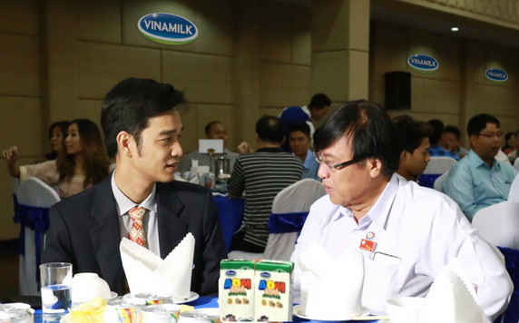 Lãnh đạo cấp cao thành phố Mandalay (bên phải) đánh giá cao chiến lược phát triển thương hiệu Vinamilk sâu và rộng tại thị trường Myanmar