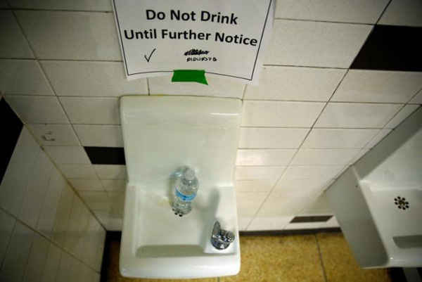 Một biển báo được dán trên bể chứa nước tại trường trung học Tây Bắc ở Flint, thành phố đang gặp khó khăn do ảnh hưởng của nước uống nhiễm độc chì ở bang Michigan ngày 4/5/2016. Ảnh: REUTERS/CARLOS BARRIA