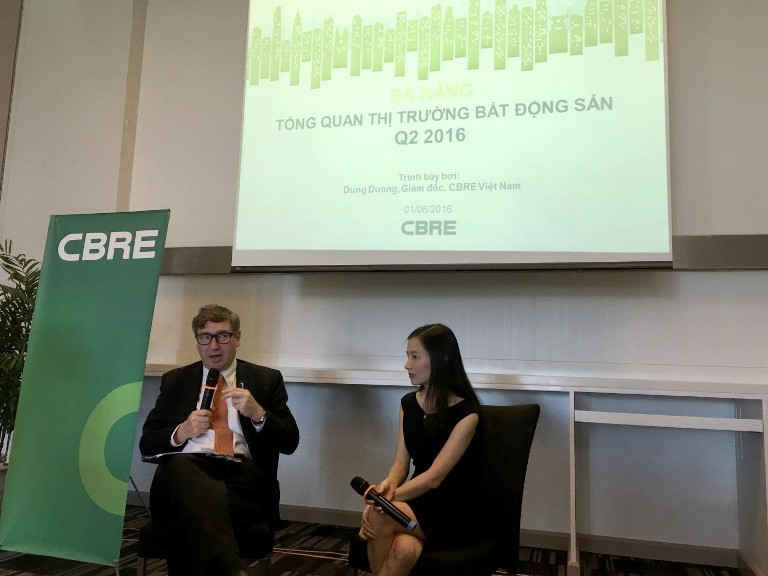 Ông Marc Townsend (trái) - Tổng giám đốc CBRE Việt Nam