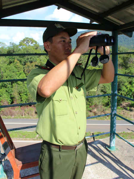 Kiểm lâm của Vườn Quốc gia Phú Quốc tuần tra bảo vệ rừng