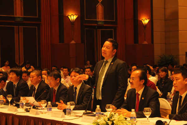 Ông Trương Gia Bình, Chủ tịch Tập đoàn FPT trình bày về chủ đề Kinh tế số.