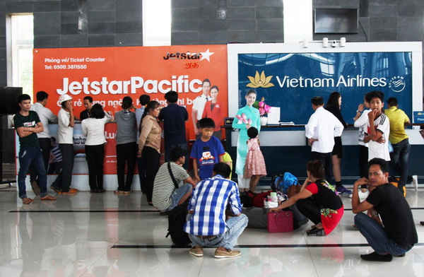 Hành khách ngồi “vật vờ” tại sân bay Buôn Ma Thuột vì không nhận được thông báo hoãn