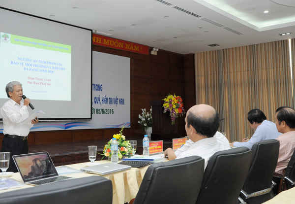 Đại diện Hội Người cao tuổi Việt Nam trình bày báo cáo tham luận tại hội thảo