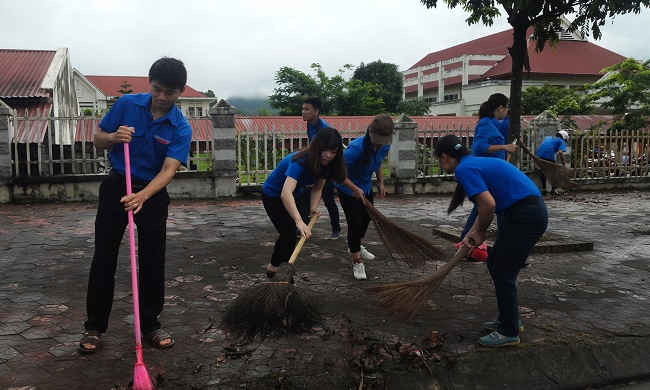 Đoàn viên thanh niên tham gia dọn vệ sinh môi trường.