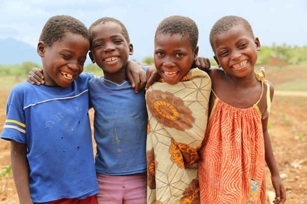 Trẻ em ở Malawi chịu ảnh hưởng bởi hạn hán do El Nino. Ảnh: Charles Kabena / World Vision