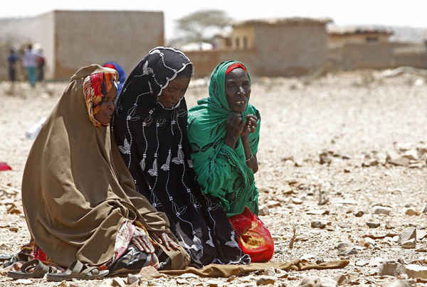 Những người phụ nữ cầu nguyện trong lúc chờ đợi sự giúp đỡ tại thị trấn Hariirad, vùng Awdal. Liên Hiệp Quốc cho biết ở Somaliland và Puntland, 1,7 triệu người đang cần viện trợ. Ảnh: Feisal Omar / Reuters