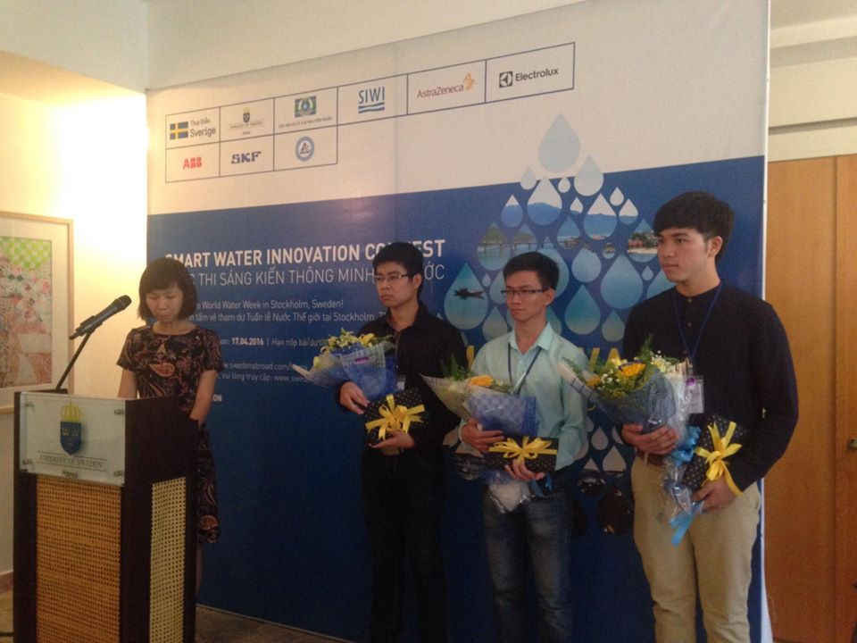 Nhóm sinh viên Đại học Bách khoa TPHCM được trao giải Nhất cuộc thi.