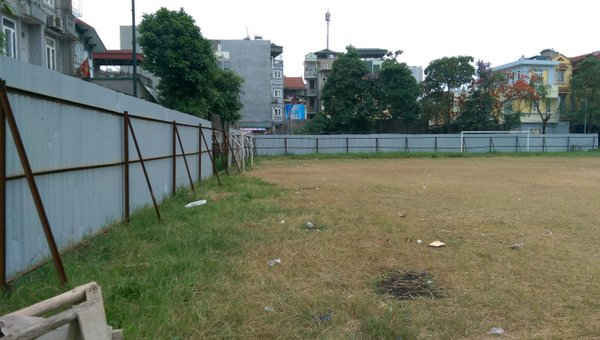 Tháng 8/2015, toàn bộ sân bóng đã bị các cơ quan chức năng quận Hoàng Mai quây tôn để phục vụ Dự án xây dựng trường học mặc dù vấp phải sự phản ứng quyết liệt của các hộ dân