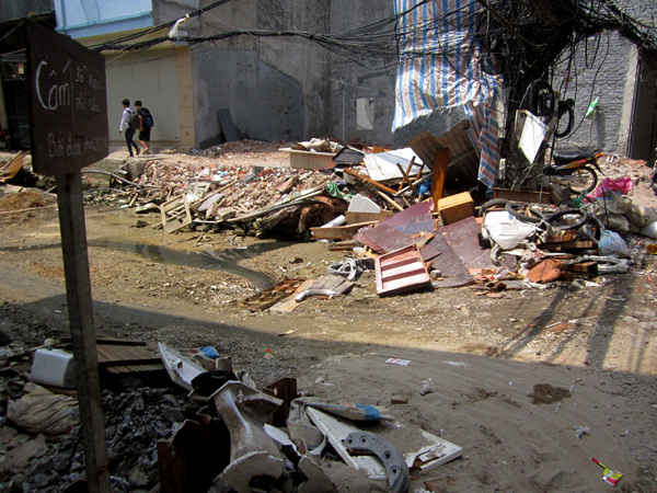 Khu vực đầu ngõ 139 Khương Thượng biến thành nơi đổ trộm rác thải và phế thải gây ách tắc dòng chảy