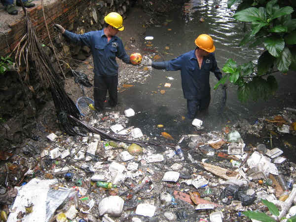 Xả rác bừa bãi trên kênh, rạch ở TPHCM, “gây khó” cho công nhân môi trường