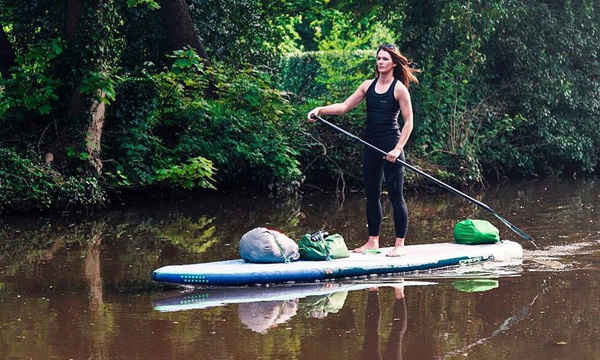 Lizzie Carr chèo trên dòng sông Anh, lập bản đồ hiện trạng ô nhiễm nhựa dọc theo tuyến đường mà chị đi qua. Ảnh: David Powell
