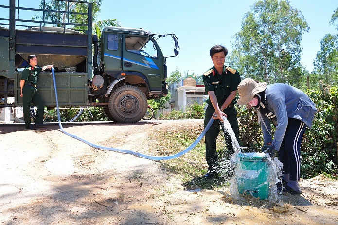Xe chở nước phục vụ sinh hoạt cho người dân