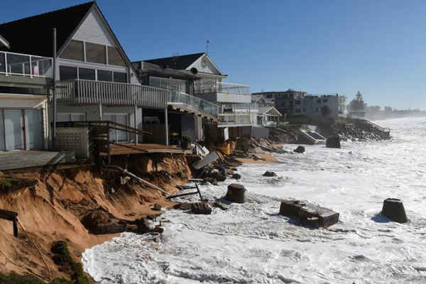 Thủy triều cao bắt đầu tấn công ngôi nhà bên bờ biển trong khi ngôi nhà này đã bị hư hỏng do cơn bão mới đây ập vào bãi biển Collaroy ở Sydney (Úc) ngày 7/6/2016. Ảnh: AAP / Dean Lewins / via REUTERS