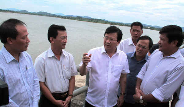 Phó Thủ tướng Trịnh Đình Dũng cùng lãnh đạo các Bộ, ngành Trung ương kiểm tra vận hành hồ chứa tại Thủy điện An Khê – KaNak.