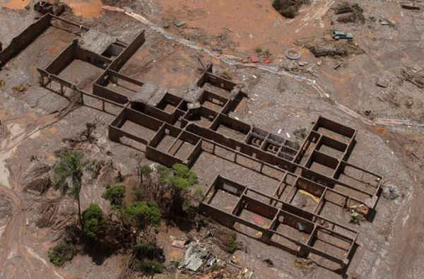 Các mảnh vỡ trong trường học ở huyện Bento Rodrigues, Brazil bị bùn bao phủ sau vụ vỡ đập của Samarco, công ty liên doanh giữa BHP Billiton và Vale. Ảnh chụp tại Mariana, Brazil ngày 10/11/2015 (REUTERS / RICARDO MORAES)