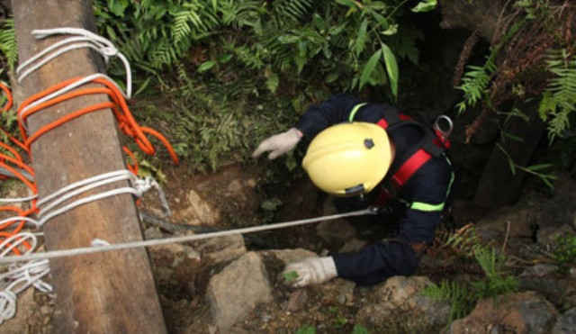 Lực lượng vẫn đang nỗ lực đưa thi thể nạn nhân thứ 3 ra khỏi hang.
