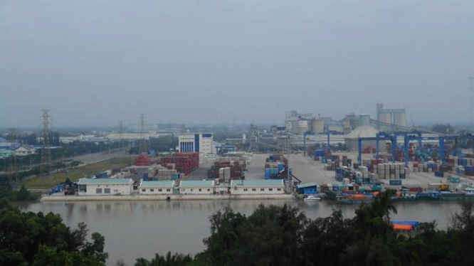 TP.HCM có nhiều điều kiện thuận lợi để phát triển cảng biển. Một góc KCN cảng Hiệp Phước