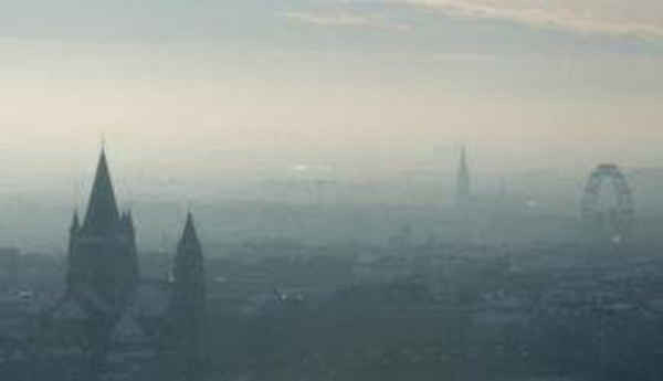Sương mù bao phủ trung tâm Vienna, thủ đô của nước Áo vào ngày 7/12/2010. Ảnh: REUTERS/HEINZ-PETER BADER