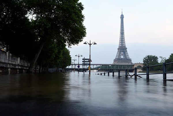 Tháp Eiffel ở phía trước sông Seine ngập nước ở Paris (Pháp) vào ngày 3/6/2016. Ảnh: Bertrand Guay / AFP / Getty Images