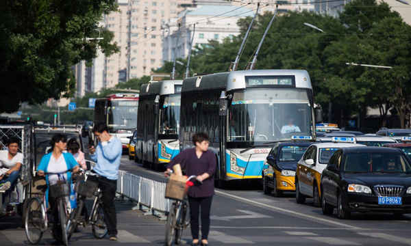 Các xe buýt điện sử dụng mạng lưới đường dây điện đang chạy trên các tuyến phố ở Bắc Kinh. Ảnh: Sean Gallagher