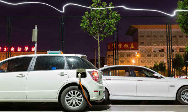 Những chiếc ô tô đậu trạm sạc năng lượng trong một khu nhà ở thủ đô Bắc Kinh. Ảnh: Sean Gallagher