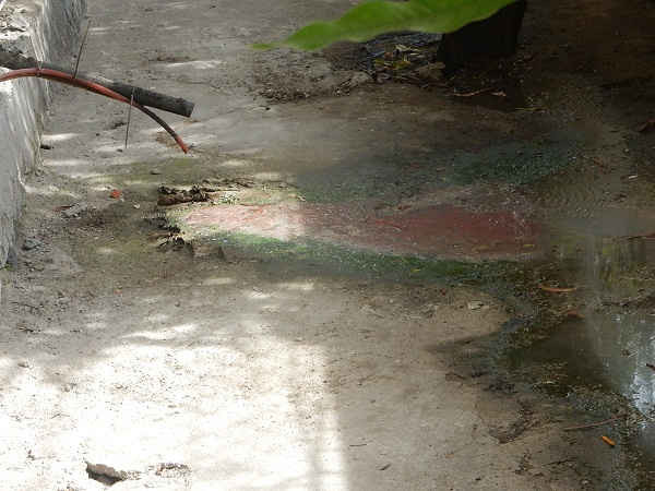 Một ống thải có màu đỏ xanh giống hóa chất cũng cho ra môi trường