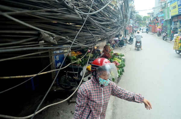 Người dân đi vào nhà phải cúi đầu mới đi qua những sợi dây cáp 