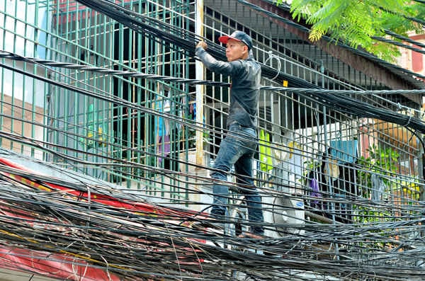 Họ coi thường nguy hiểm trèo lên những bó dây cáp đung đưa như những chiếc võng