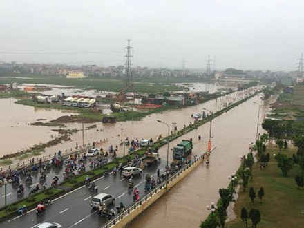 Chỉ một cơn mưa nhỏ cũng khiến đường vào khu đô thị Dương Nội ngập trong nước, Ảnh người dân cung cấp