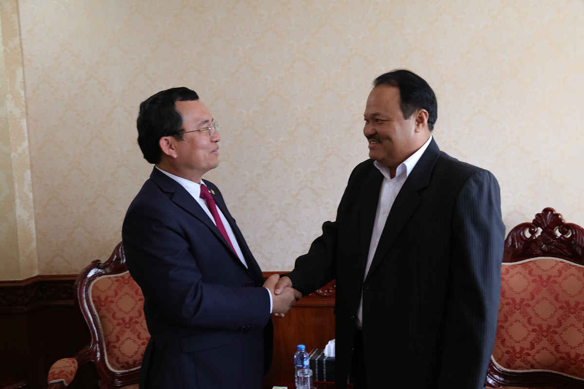Chủ tịch HĐTV Nguyễn Quốc Khánh và  Bộ trưởng Khammany.