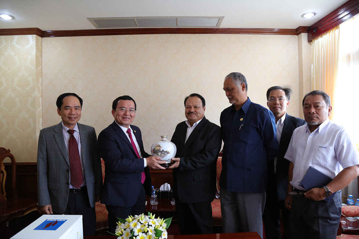 Chủ tịch HĐTV Nguyễn Quốc Khánh tặng quà lưu niệm cho Bộ trưởng Năng lượng và mỏ  Lào.
