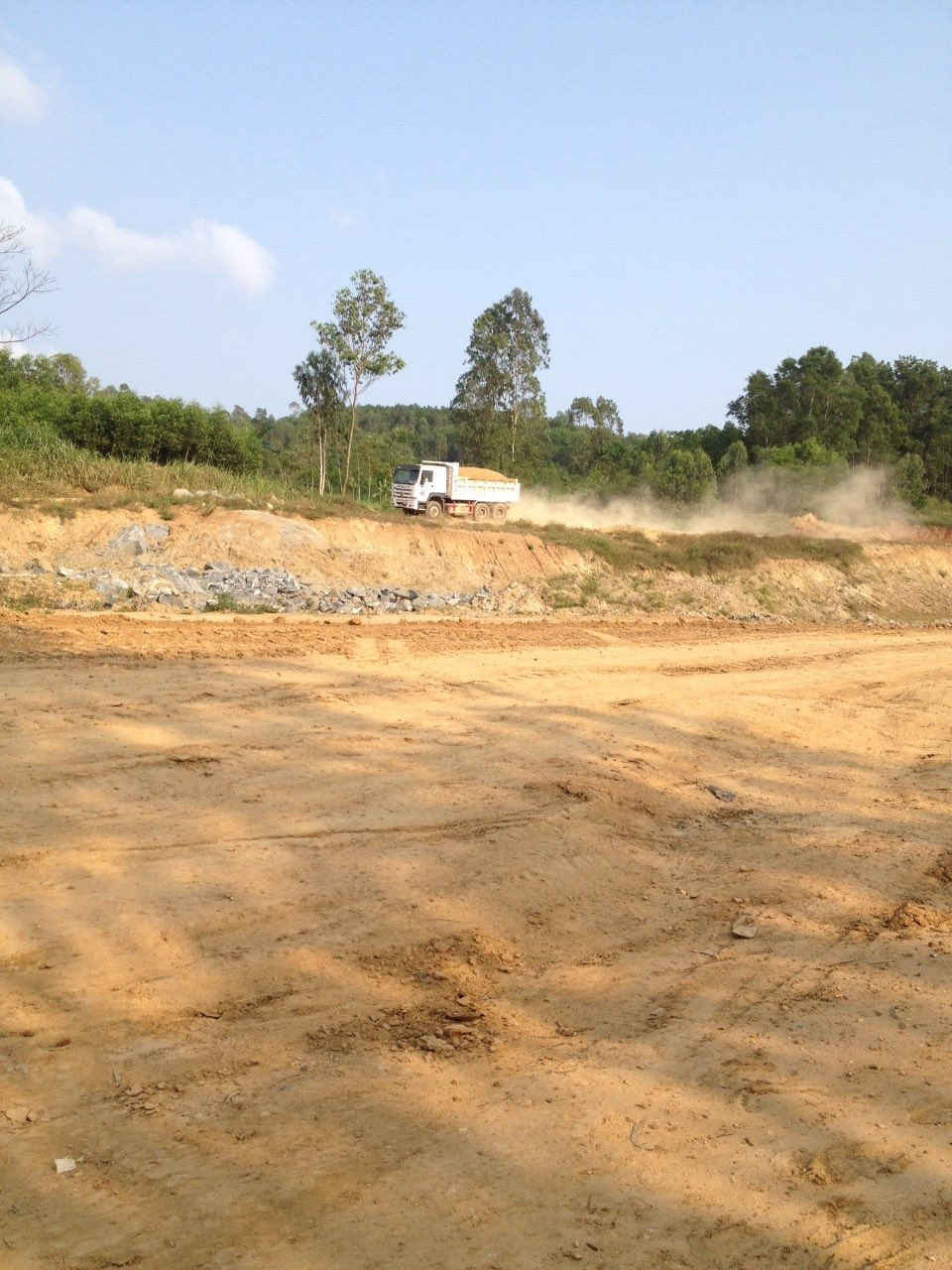 Xe ben vận chuyển đất của Công ty TNHH An Phú từ mỏ đất Núi Cầu trên đường đến dự án đường Cao tốc Đà Nẵng – Quãng Ngãi