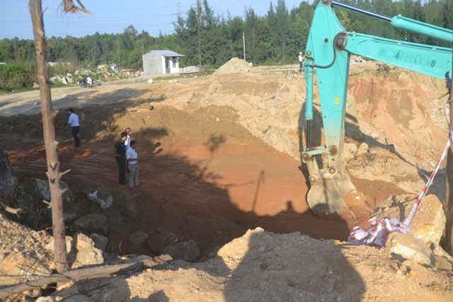 Tập đoàn Phúc Lộc lợi dụng bóc tầng phủ đã khai thác đất trái phép tại xã Bình Đông, cung cấp cho dự án Đập cà Ninh, bị cơ quan chức năng bắt trong lúc khai thác