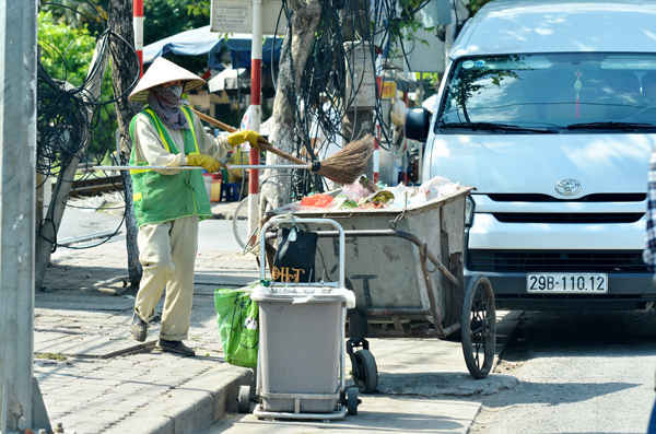 Thu gom rác thải, phế thải là công việc hằng ngày của các công nhân vệ sinh môi trường