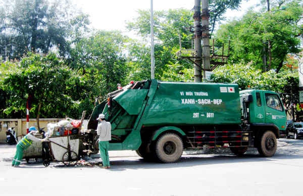 Những chiếc xe rác được thu gom trước 16h để tránh tình trạng tắc đường trong giờ cao điểm
