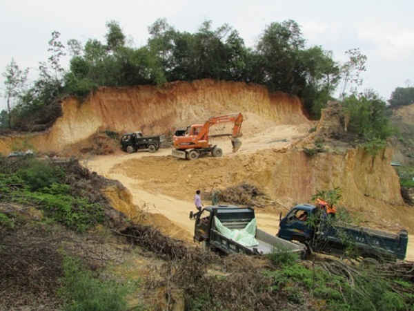 Núi đồi do xã Sơn Châu quản lý đang bị cá nhân lợi dụng, khai thác đất trái phép