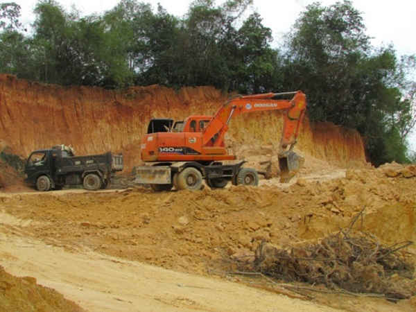 Phương tiện thường xuyên khai thác đất vẫn đang chờ xử lý