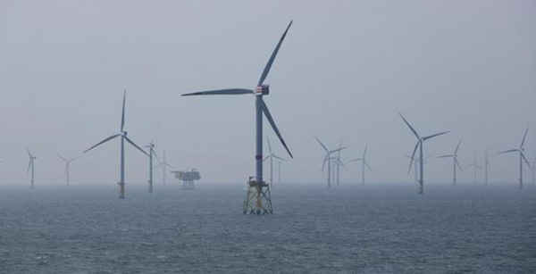 Tua bin gió được chụp ở RWE Offshore-Windpark Nordsee Ost ở vùng biển Bắc, cách Helgoland, Đức 30 km vào ngày 11/5/2015. Ảnh: REUTERS/CHRISTIAN CHARISIUS/POOL