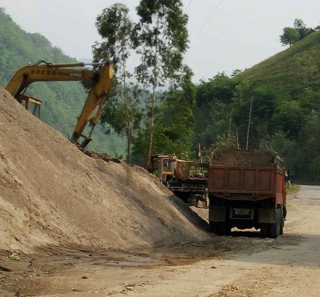 Bãi tập kết cát trái phép tại xã Tà Hộc, huyện Mai Sơn