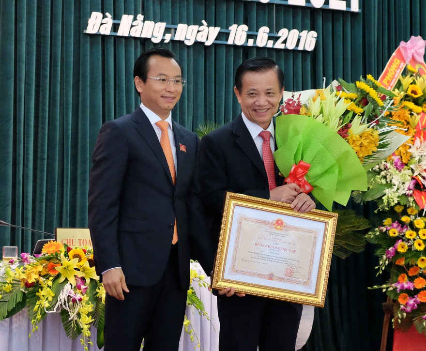 Ông Nguyễn Xuân Anh, Chủ tịch HĐND TP trao Huân chương độc lập hạng 3 cho ông Trần Thọ, nguyên Chủ tịch HĐND TP. Đà Nẵng