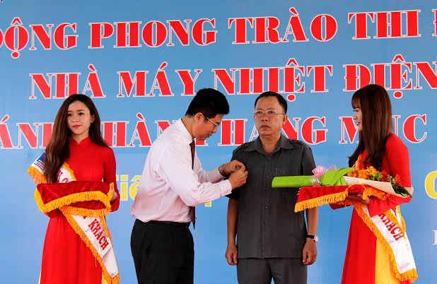 Ông Nguyễn Tiến Vinh, Thành viên HĐTV PVN trao kỷ niệm chương cho ông Trần Công Chánh, Bí thư Tỉnh ủy Hậu Giang