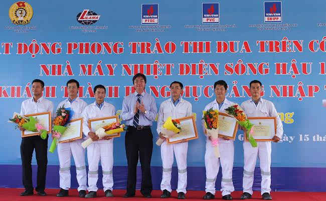Ông Nguyễn Mạnh Kha trao Bằng khen CĐ DKVN cho một tập thể và 6 cá nhân có thành  tích xuất sắc trong việc hoàn thành hạng mục Cảng nhập thiết bị