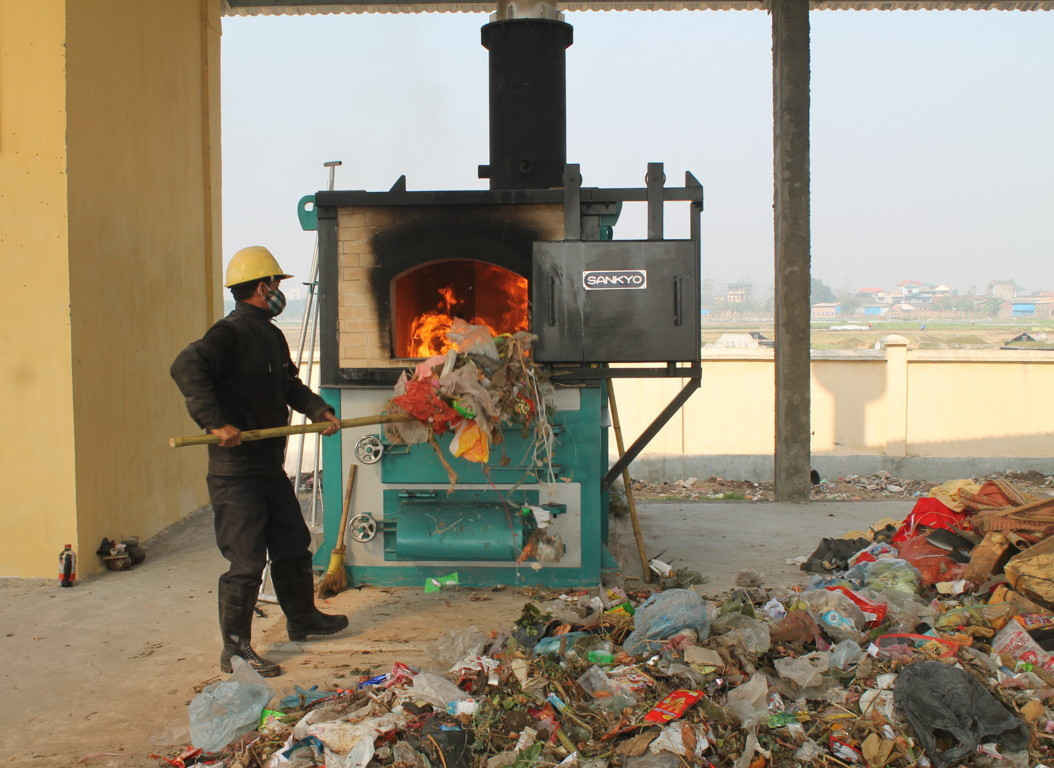 Hoạt động đốt rác thải tại các bãi rác ngoài trời làm phát sinh các chất ô nhiễm. (Ảnh: MH)